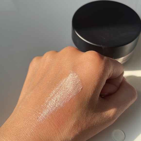 Mac Iridescent Powder - Picture 2 of 8